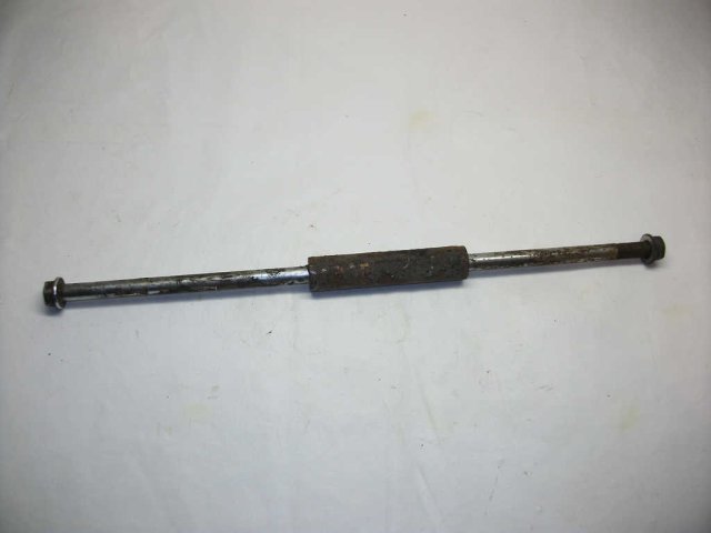 1137-Axe entretoise ??? HONDA 750 VFC RC28