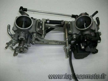 354-Rampe d'injection complete SUZUKI 650 SV K7 ABS