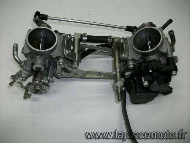 354-Rampe d'injection complete SUZUKI 650 SV K7 ABS