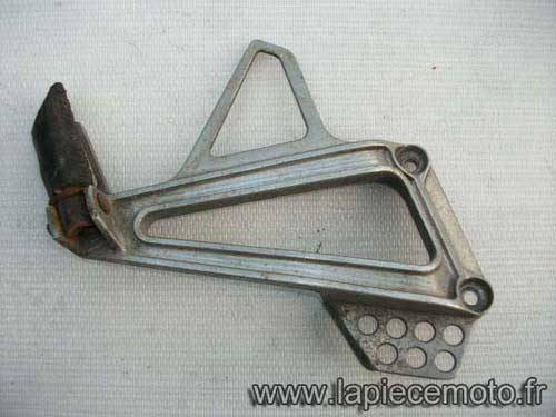 698-Platine repose pied passager gauche HONDA NX 650 Dominator