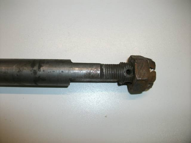 913a-Axe de roue arriere HONDA 250 XL