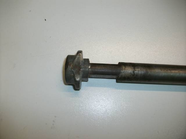 913b-Axe de roue arriere HONDA 250 XL